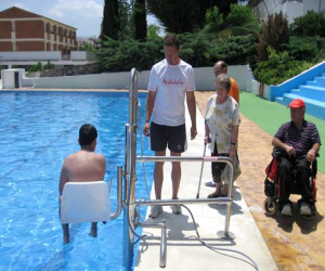 El Ayuntamiento instala en la piscina municipal una silla para discapacitados