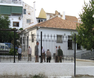 Mayores del Centro de Día se encierran para protestar por el cierre del Hogar