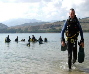 Los Bomberos aprenden a rescatar bajo el agua del Pantano de los Bermejales