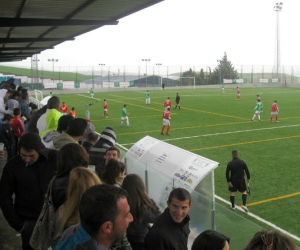Partido pasado por agua y jarrón de agua fría