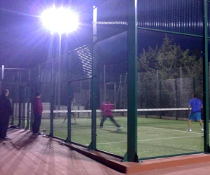 El primer torneo de pádel acoge 32 participantes