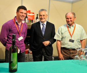 El presidente Griñán con el vino de Alhama