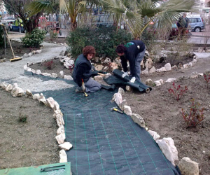 Los aprendices de jardineros embellecen distintos rincones de Alhama y Buenavista