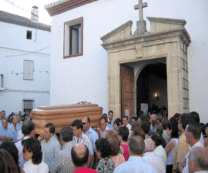Varios miles de personas dan el último adiós a Ángel García
