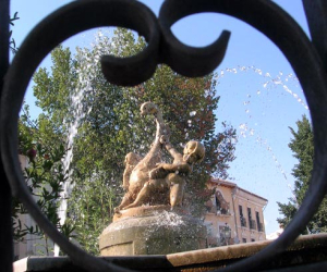 Historia de la fuente y de la denominación “Del Cisne” del paseo