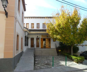 Roban en el edificio de usos múltiples de Jayena, donde se encuentra el  consultorio médico y la oficina correos