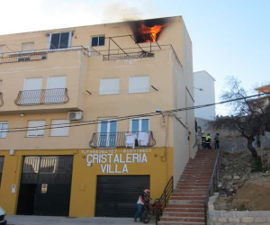 Aparatoso incendio en un piso de la calle Juan M. Brazam de Alhama