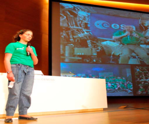 Una alhameña pregunta a un astronauta desde el Parque de las Ciencias