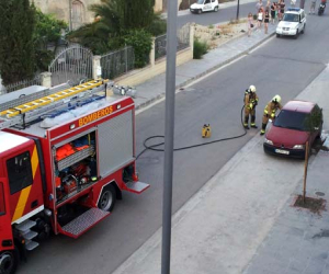 Intervención de los bomberos ante el incendio en el interior de un coche