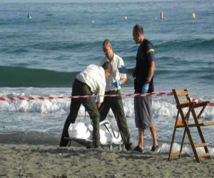 Un maestro de Zafarraya fallece ahogado en la playa de El Morche 
