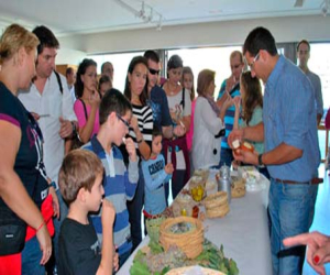 Organizadores y visitantes valoran positivamente el paso de Alhama por el pabellón del Legado Andalusí 