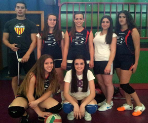 El voleibol alhameño en pleno auge. Este sábado presentan su nueva equipación en el café pub Los Tajos