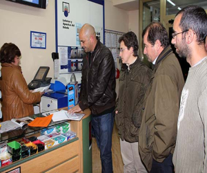 La plataforma en defensa de la carretera A-402 sigue con la recogida de firmas. PSOE, PP e IU actúan conjuntamente