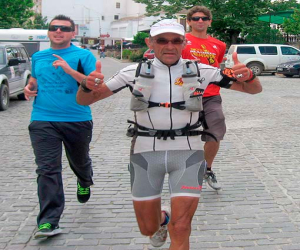 Llegada del corredor Paul Bateson a Alhama tras 1.000 kilómetros de solidaridad