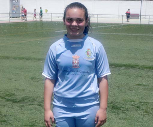 La alhameña Celia Fernández participa en un partido con la selección granadina de fútbol