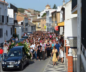 Amigos y familiares dan en Jayena el último adiós a Santiago, Vicenta, Sandra y Encarnación