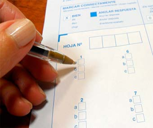 Un agente de seguridad de la DGT detenido por tráfico de exámenes a autoescuelas