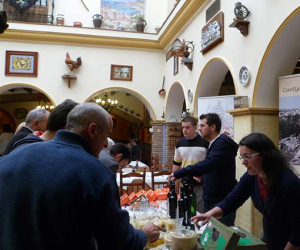 Los productos alhameños muy bien acogidos en la degustación realizada en Málaga