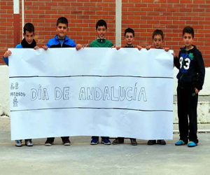 Acto institucional del 28 de Febrero con alto contenido reivindicativo, mientras en el cole se hizo un recorrido por la Autonomía a través de las portadas de la prensa