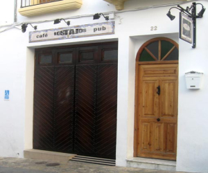 Vecinos y negocios de la zona impotentes ante la situación de ruido que provoca el pub Los Tajos tras una sentencia a su favor