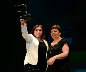 Sandra García recibe uno de los premios de la Federación de Asociaciones de Mujeres María Lejárraga