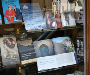 La revista Calle Elvira disponible en la librería Ruiz, de Alhama