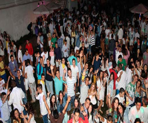 Un millar de jóvenes celebra el fin de exámenes en la sala Buda del hotel restaurante Los Caños de la Alcaicería