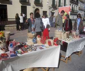 Primer día de mercadillo de segunda mano y productos de artesanía