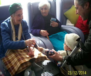La escuela infantil visitó a los mayores de la residencia y entregó la cesta a la persona agraciada 