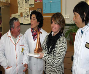 Manoli Calderón recibe la escultura sorteada por el Centro Ocupacional “El Lucero”