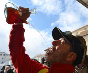 Centenares de personas se lo pasan diVINO en Alhama