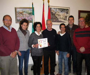 El Centro Ocupacional “El Lucero” recibe la aportación solidaria de lo recaudado en la Fiesta del vino