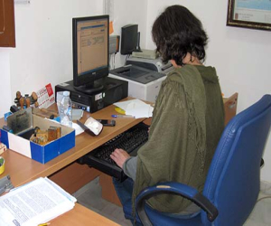 Los funcionarios del Registro Civil de Alhama recogen firmas en contra de la privatización de este servicio público