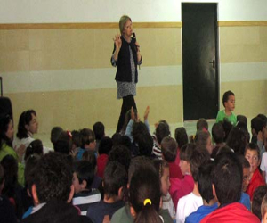 Loli Falcón se reencontró con antiguas alumnas en su recital-actuación en el CEIP Cervantes