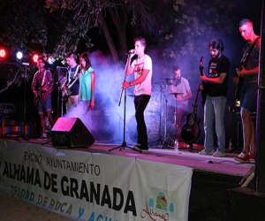 Magnífica noche musical con Derty Dayana en la Plaza Duque de Mandas