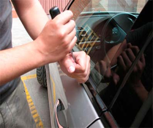 Roba un coche en Almuñécar, fuerza otros tres y hace un 'sinpa' en un bar de Zafarraya