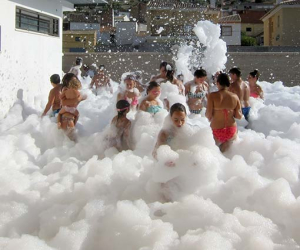 Se celebró la primera fiesta de la espuma en la piscina de Fornes