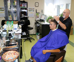 El Maxi se jubila y vende el local de la peluquería