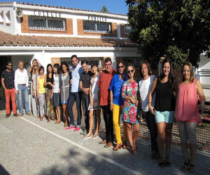 El CEIP Cervantes presenta a su plantilla de profesores para este curso y las mejoras del patio del colegio