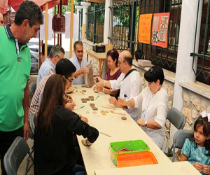Los vecinos de Zafarraya colaboran en la creación del mural del bicentenario