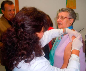 Salud ha iniciado la vacunación frente a la gripe en 337 puntos asistenciales para evitar complicaciones en la población de riesgo