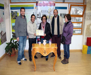 Cáritas Alhama recibe la recaudación solidaria de la cuarta Fiesta del vino