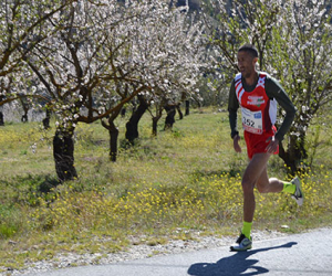 Elouardi y Machrouh reconquistan Alhama en una prueba de fondo que batió récord de participación con 1100 corredores