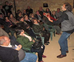 El cantautor argentino Nahuel sedujo al público de Alhama