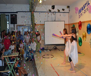 El Cervantes despidió el curso a ritmo de batucada