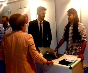 Socializa tu empresa, con el diseño de Adolfo Rivera