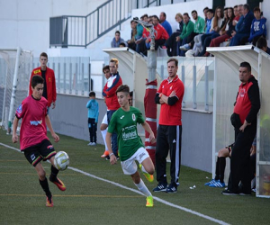 La UD Alhameña no puede con los líderes