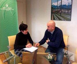 El concejal del PSOE alhameño, Jorge Guerrero, se reúne con la delegada de Fomento
