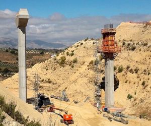 Finalizada la colocación de las pilas del puente de la variante A402 de Moraleda de Zafayona