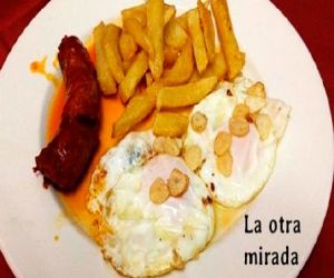 Homenaje a las papas con huevos fritos